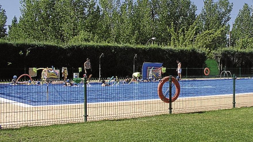 El consistorio actualiza los precios de la piscina