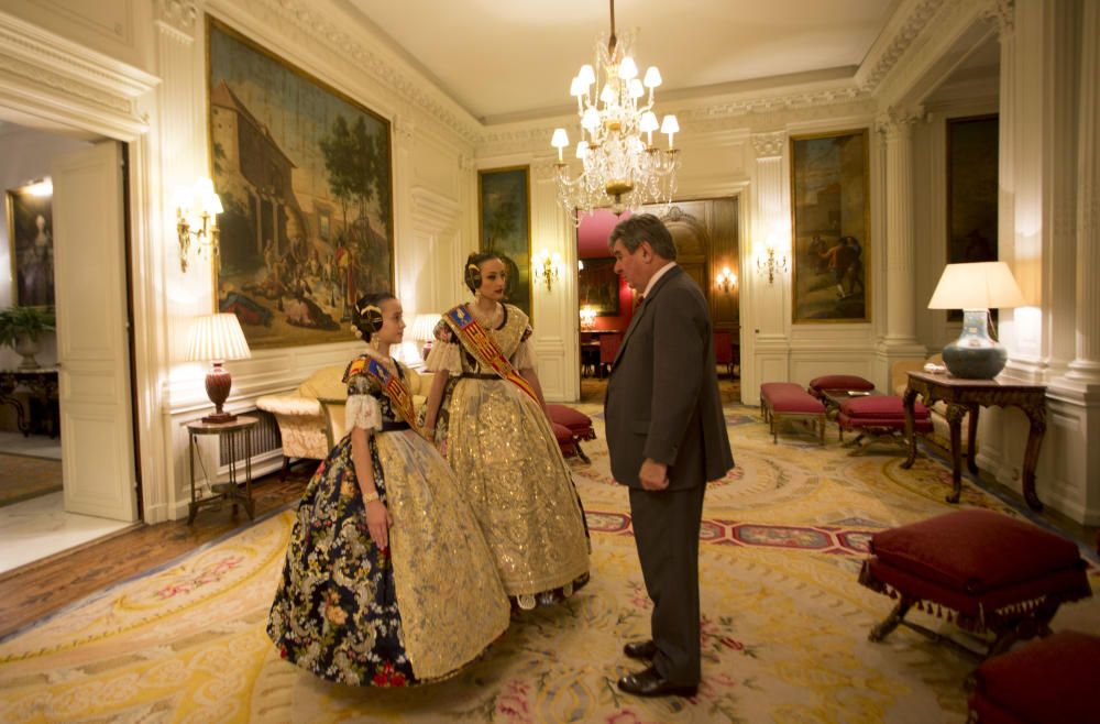 El embajador de España en el Reino Unido, Carlos Bastarreche, recibió en la embajada a Rocío Gil y Daniela Gómez