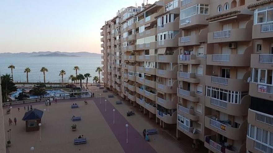 Herido muy grave tras caer desde un balcón en La Manga del Mar Menor