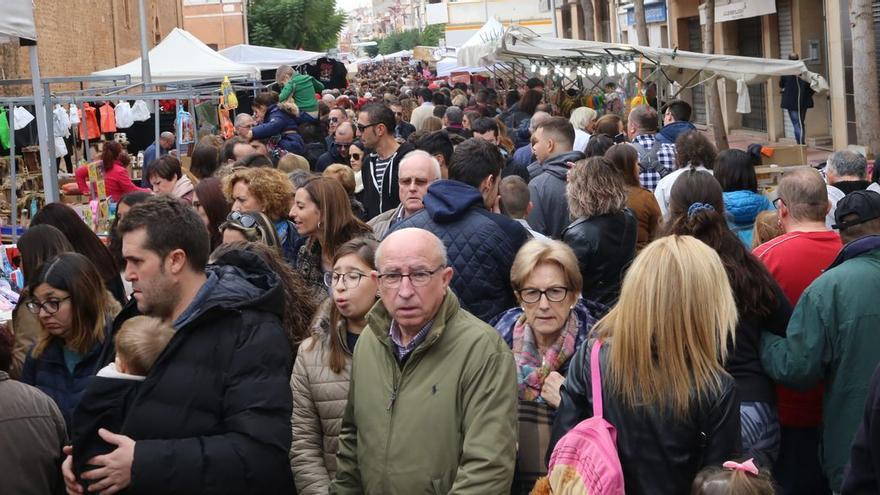 Imagen de la masiva afluencia de visitantes a la Fira de Santa Caterina del 2019, previa a la irrupción de la pandemia del covid-19.