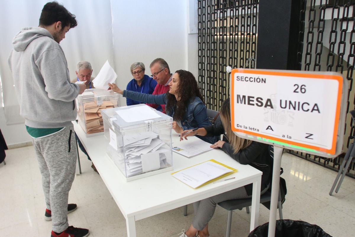 Un ciudadano ejerce su derecho al voto en un colegio de Málaga en las elecciones generales de 2019. MESA ELECTORAL. VOTACIÓN