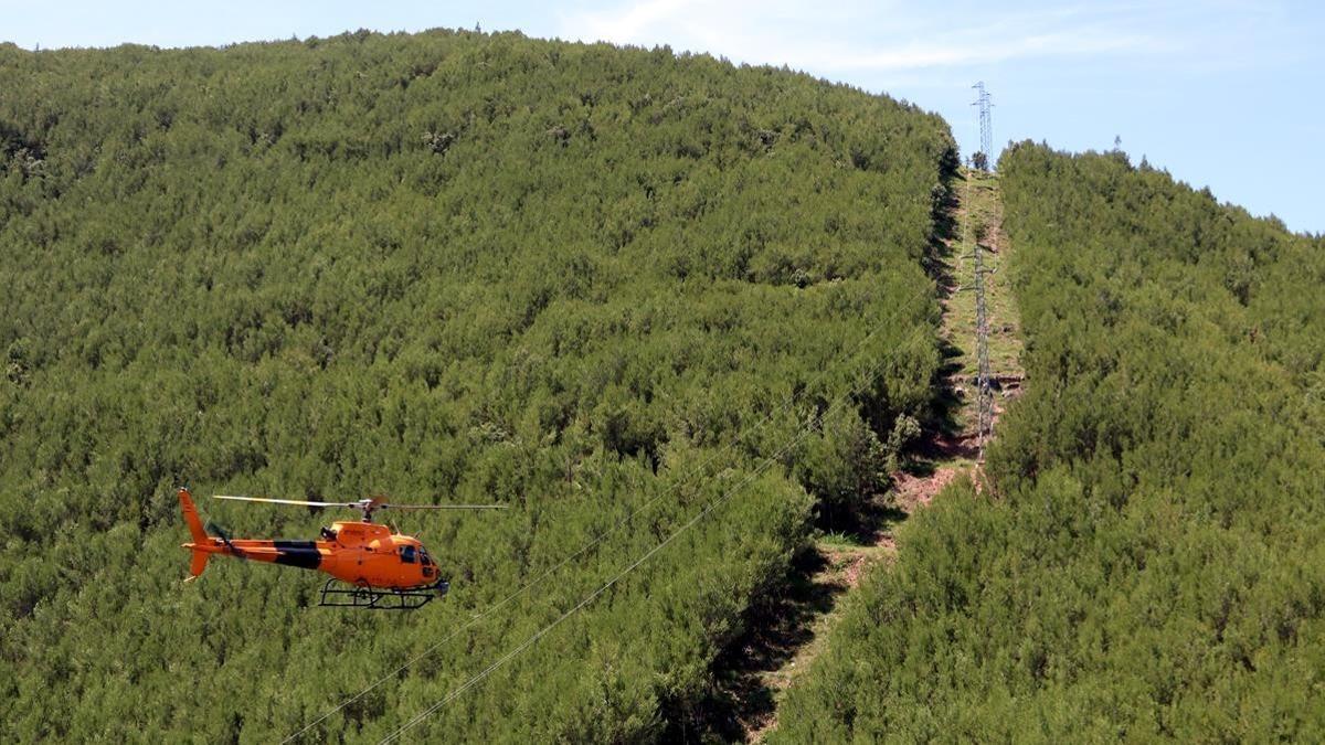 Helicóptero de Endesa, revisando las líneas eléctricas de los bosques catalanes.