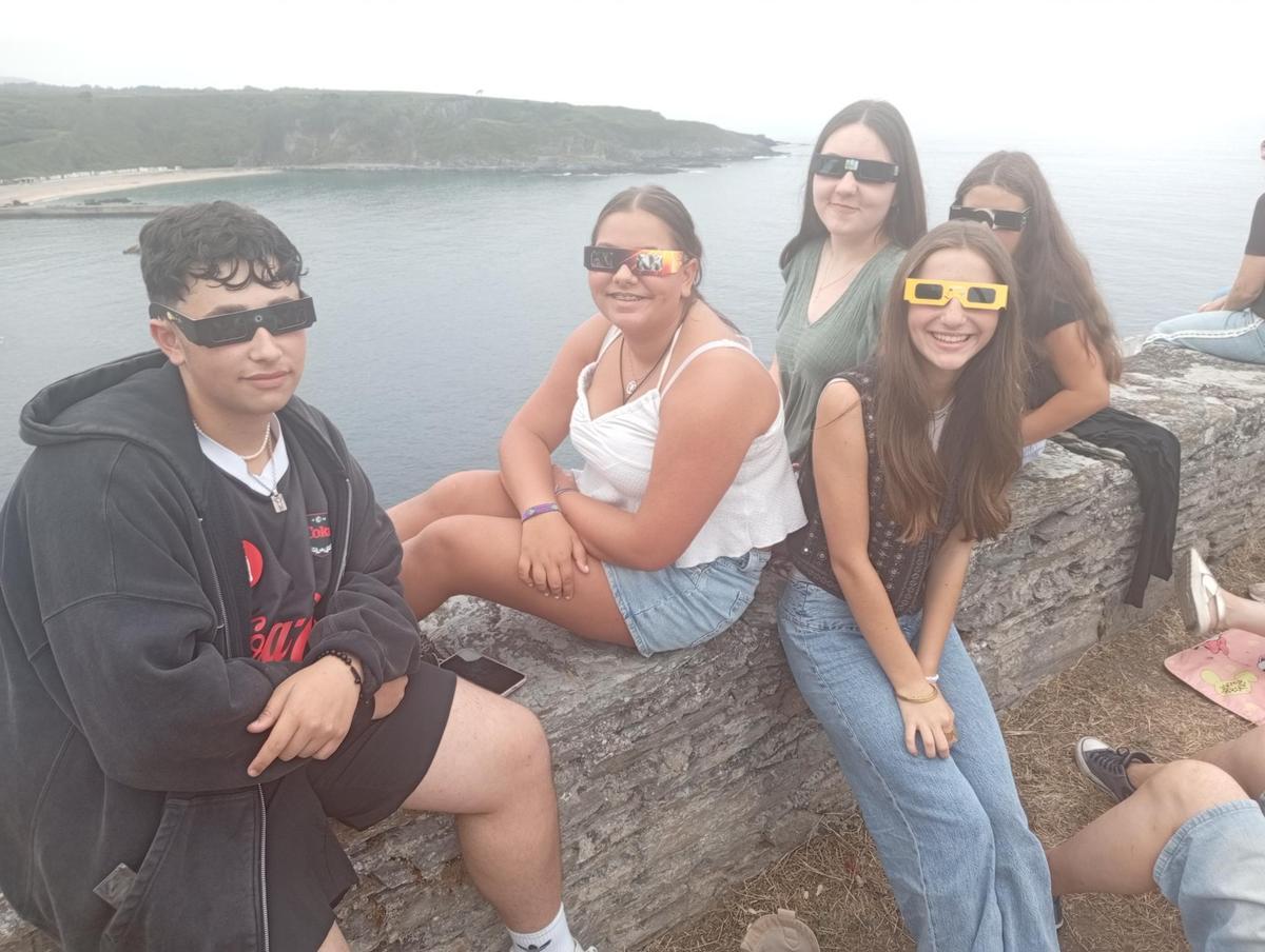 Luarca vive el eclipse con emoción y "esperanza" pese a las nubes Luarca vive el eclipse con emoción y "esperanza" pese a las nubes
