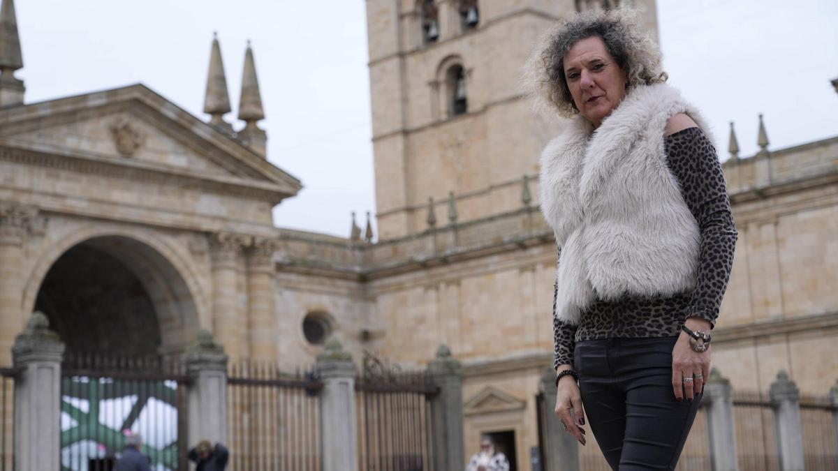 Laura, en la plaza de la Catedral de Zamora.