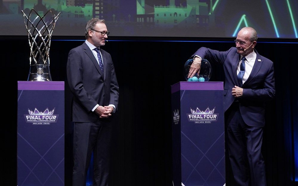 Patrick Comninos, director executiu de FIBA Europe, i Francisco de la Torre, alcalde de Màlaga, durant el sorteig