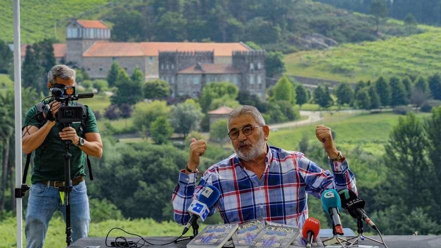 Laureano Oubiña, ayer durante la presentación de su libro,con el pazo de Baión al fondo. // Iñaki Abella