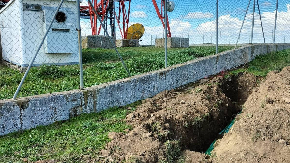 Zanjas abiertas para soterrar cableado en El Viso