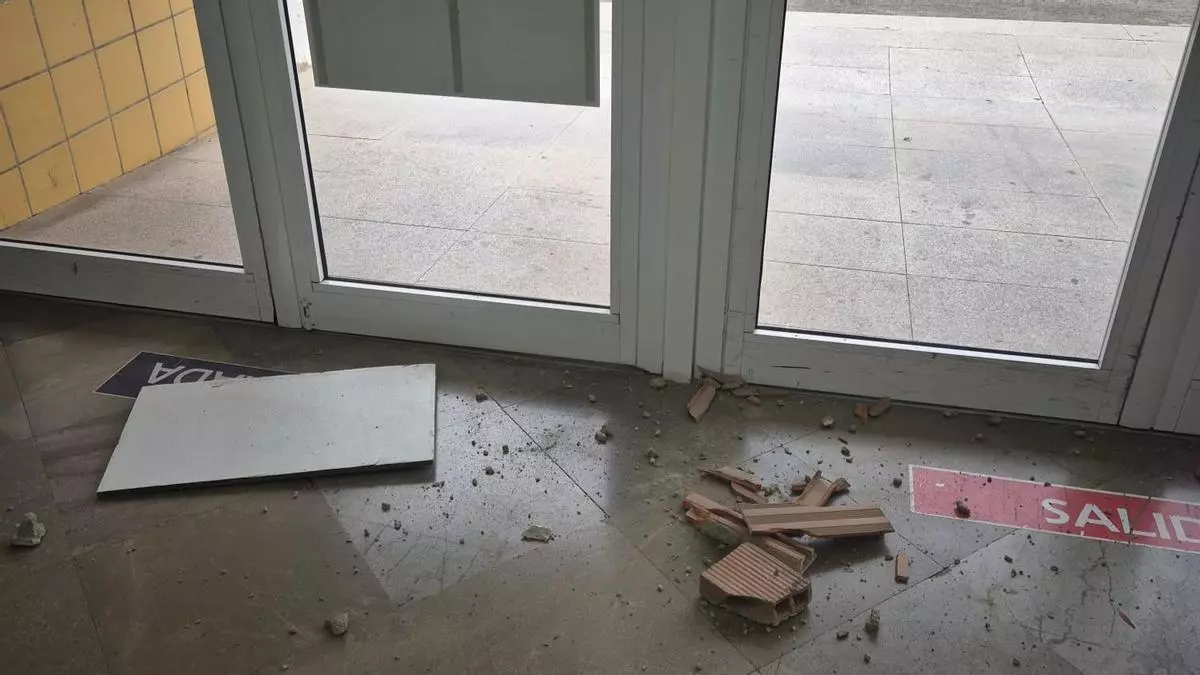Cae un trozo de techo del Hospital de Alicante en uno de los accesos