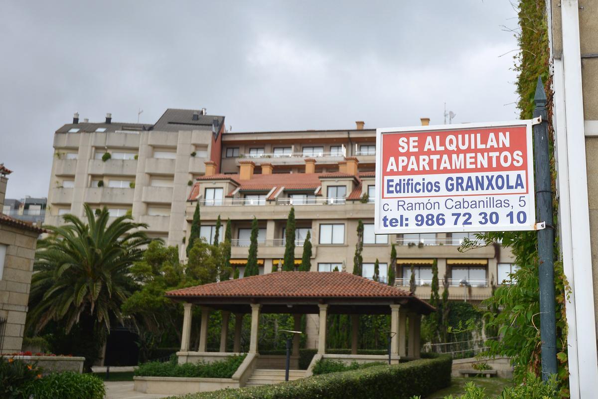 Cartel de alquiler de pisos turísticos en Sanxenxo