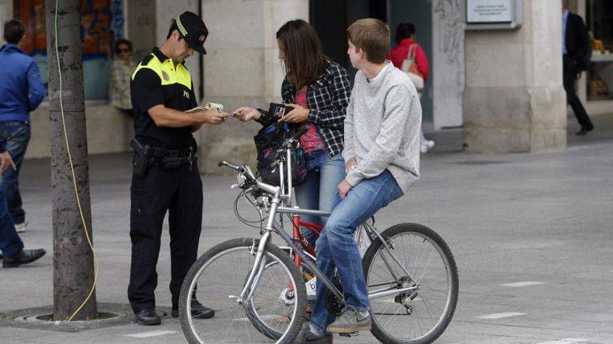 La Policía Local echa un pulso al consistorio multando a buses y bicis