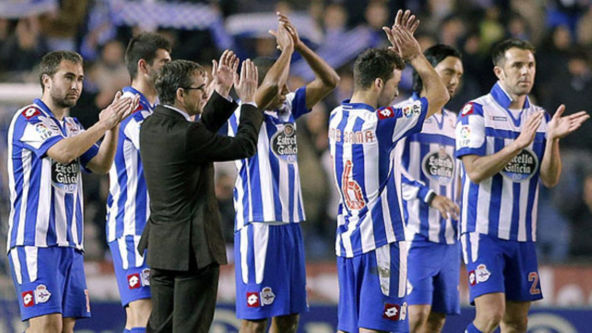 Los jugadores del Deportivo abandonan Riazor con aplausos a la afición