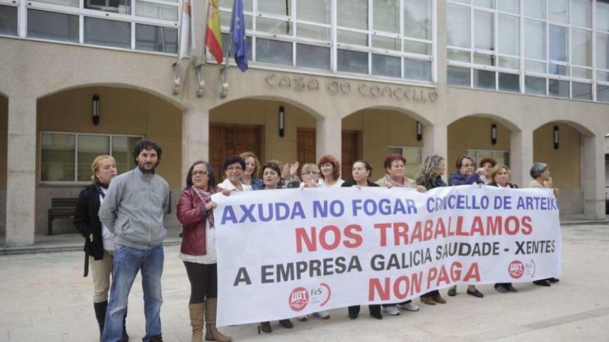 Protesta de las trabajadoras de ayuda a domicilio de Arteixo en 2012.