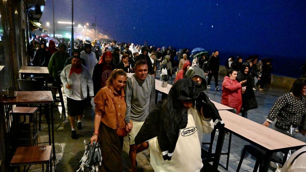 Riada de asistentes abandonan la  Praza do Mar tras cesar la actuación del dominicano.
