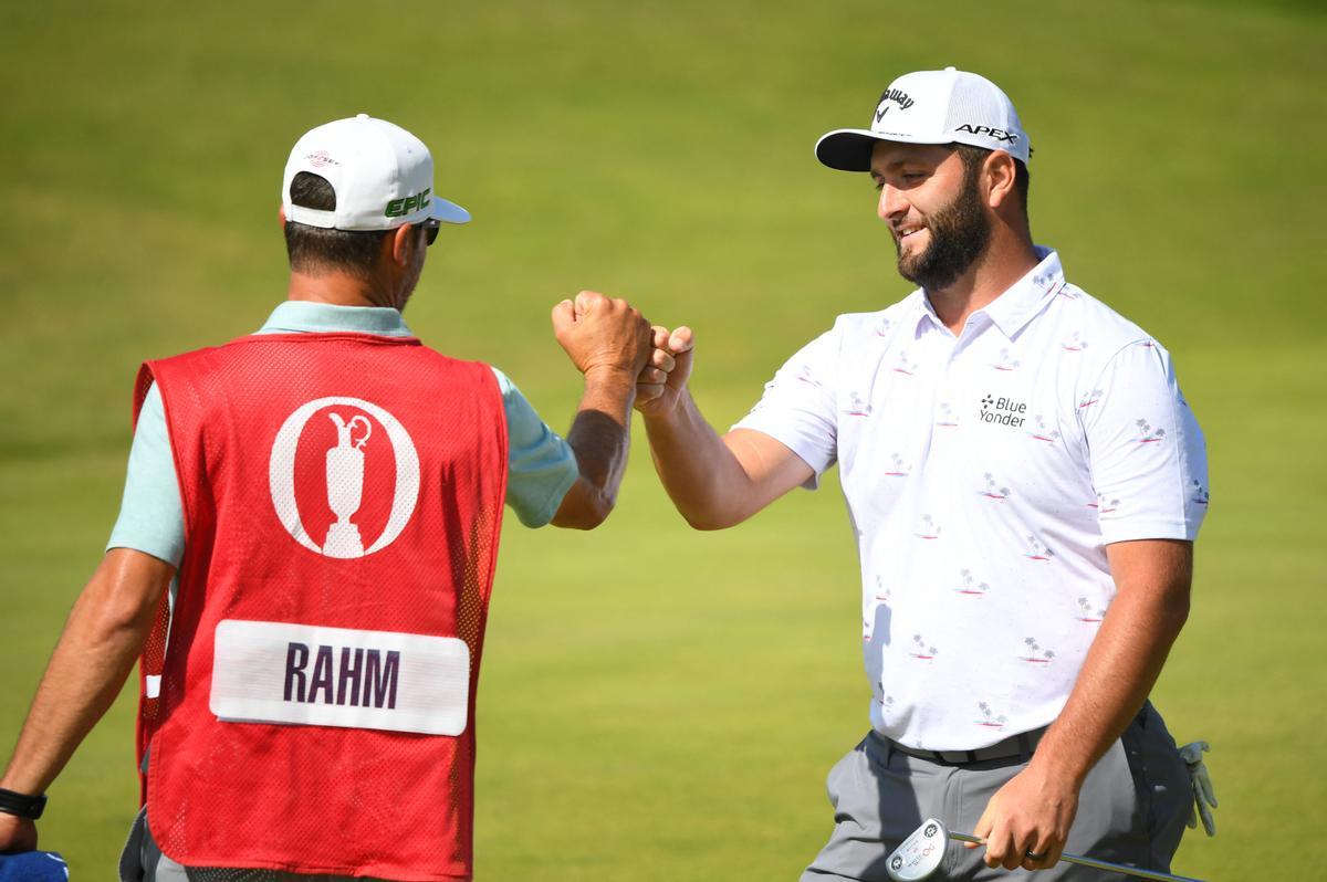 Rahm celebra un birdie con su caddie durante la tercera jornada del Open Championship