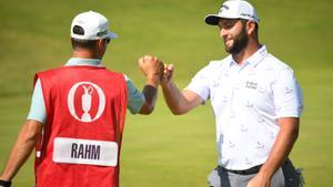 Rahm celebra un birdie con su caddie durante la tercera jornada del Open Championship