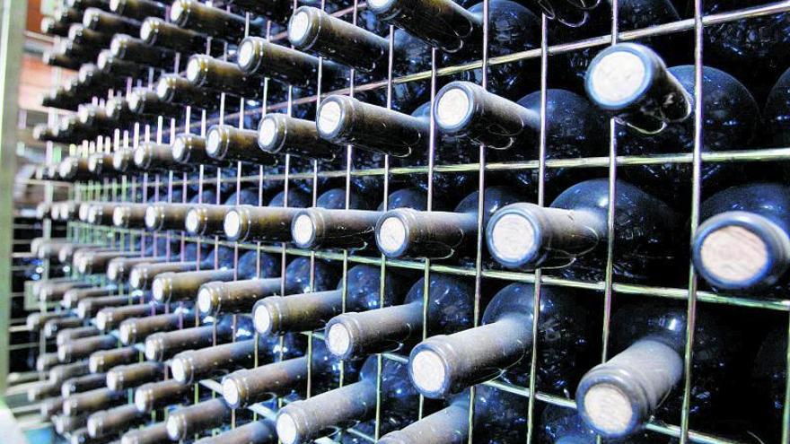 Ampolles de vi conservades de manera adequada en un celler de l&#039;Empordà