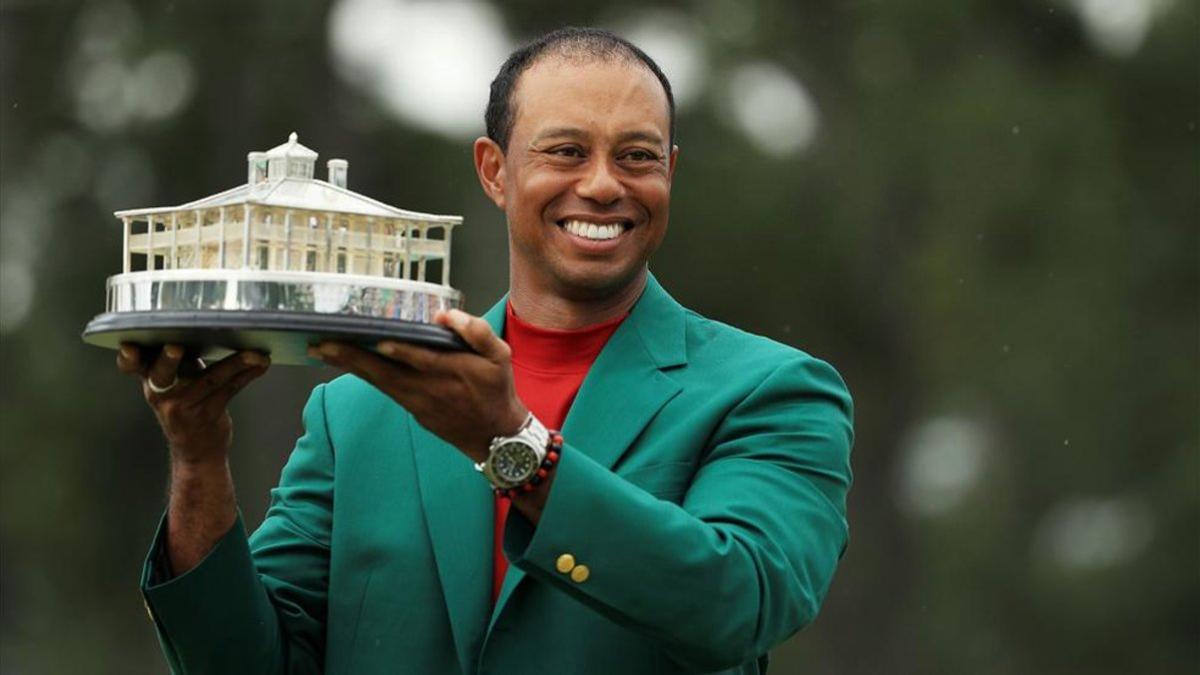 Tiger, feliz con su chaqueta verde y el trofeo de campeón