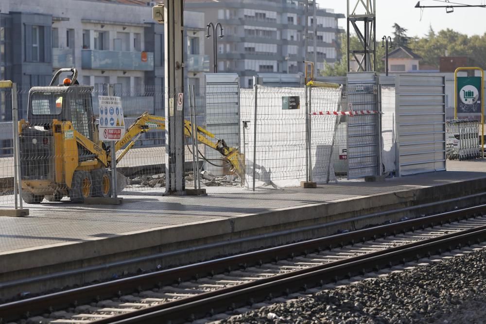 Obres a les andanes de l'estació de Renfe i al parc Central