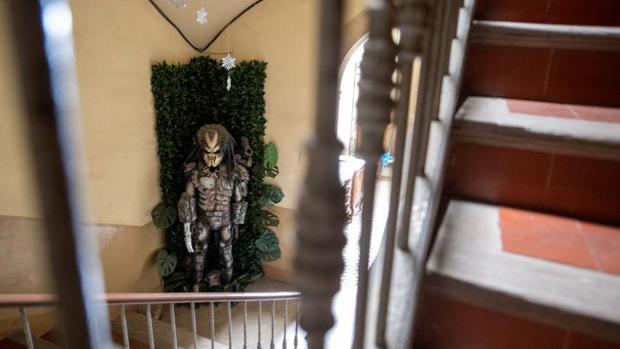En la entrada de la Museum House, a pie de escalera, está el traje de &#039;Predator&#039;.