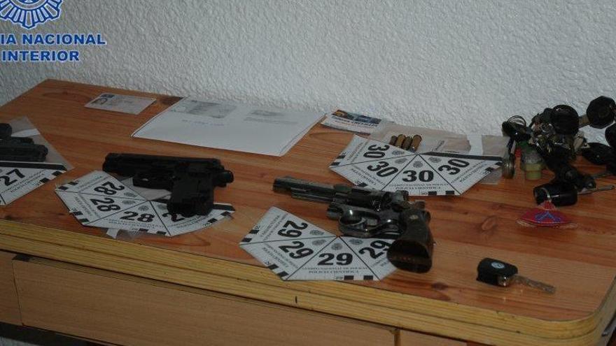 La Policia Nacional detiene un hombre con tres armas de fuego listas para usar