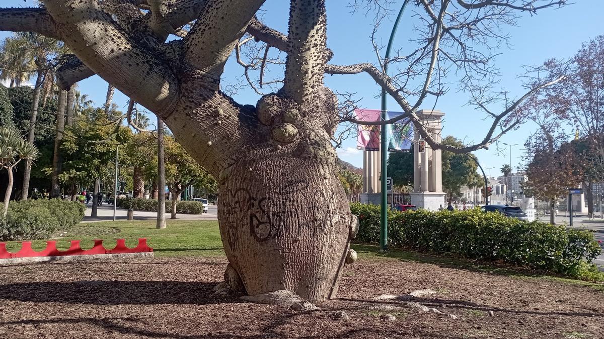 El barrilito, en los Jardines de Alfonso Canales, repleto de pintadas hace unos días.