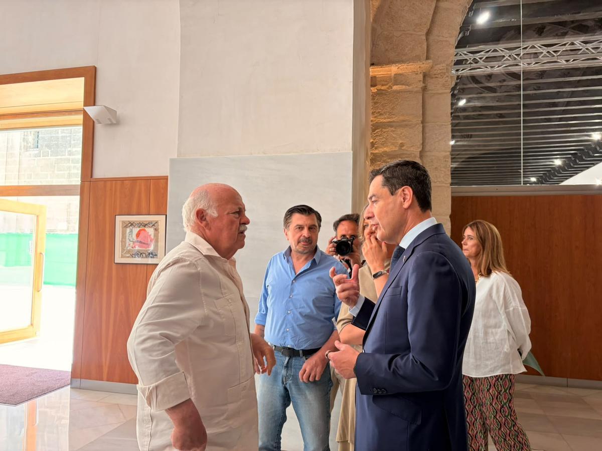 Juanma Moreno conversa con Jesús Aguirre y Toni Martín a su salida del nuevo salón de plenos.