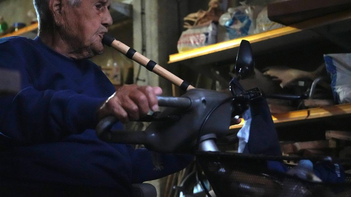 José Isidro Barbero "Joselito", fabricante de flautas de Villadepera y músico