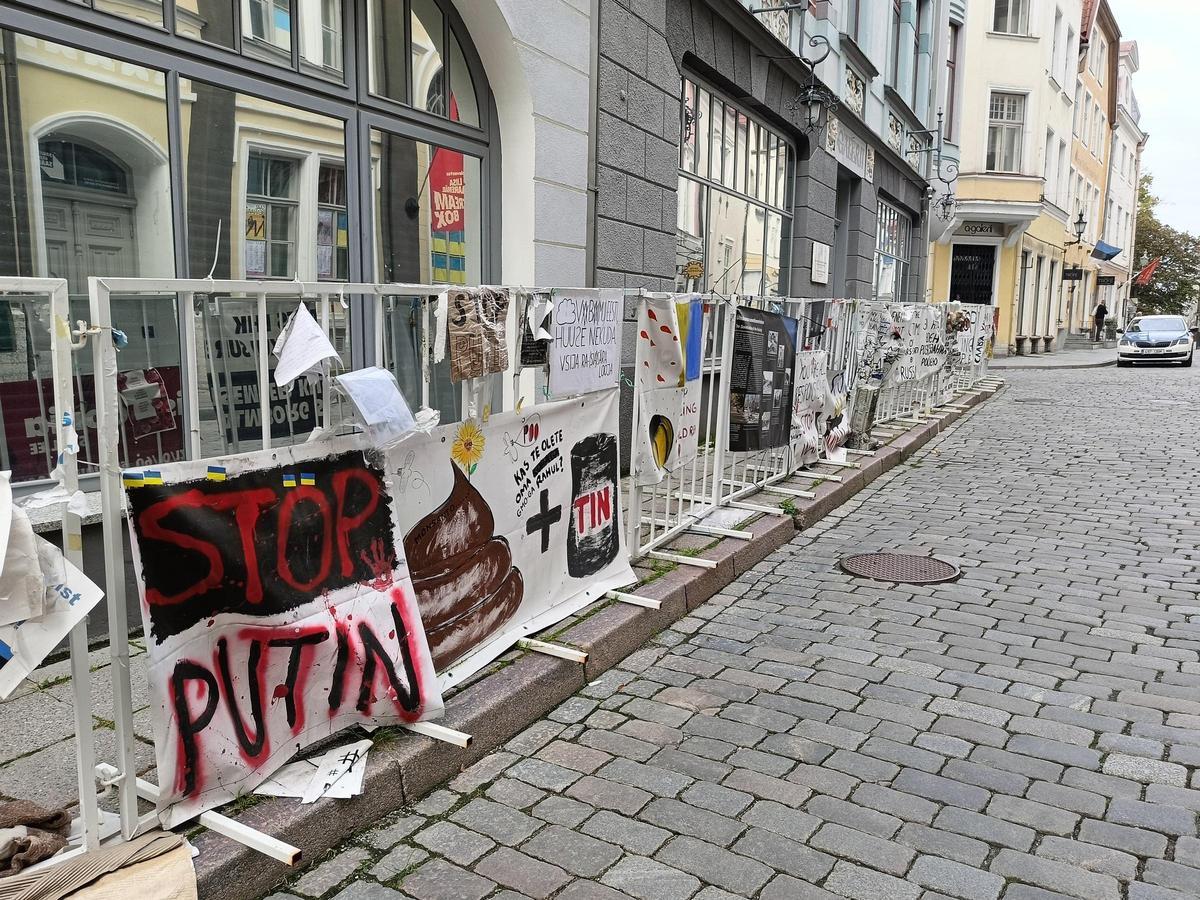 La embajada rusa en Tallin, con carteles contra la guerra de Ucrania y el presidente Vladímir Putin.