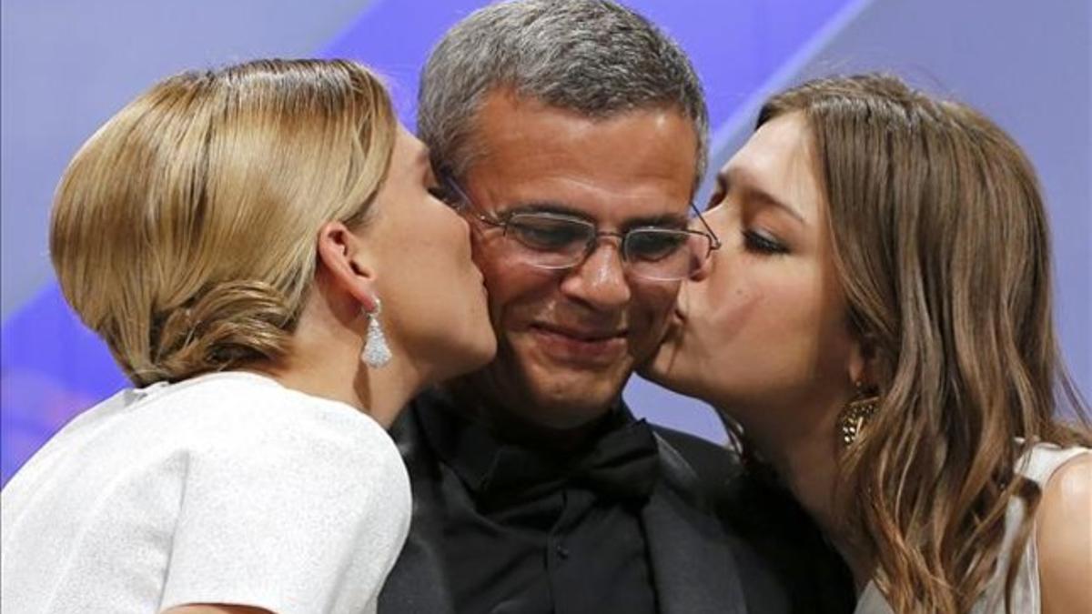 Las actrices Lea Seydoux y Adele Exarchopoulos, besando al director Abdellatif Kechiche en Cannes al recoger la Palma de Oro por 'El azul es un color cálido'.