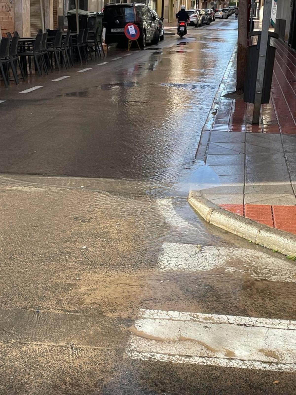 Calles mojadas tras la fuga de agua de un depósito de Santa Pola este viernes