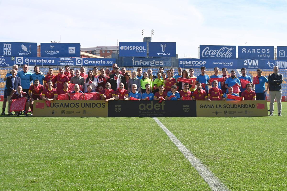 López Miras, entre los participantes en el partido solidario en La Condomina
