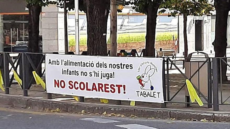 La pancarta penjada per l&#039;AMPA, que l&#039;Ajuntament va fer retirar