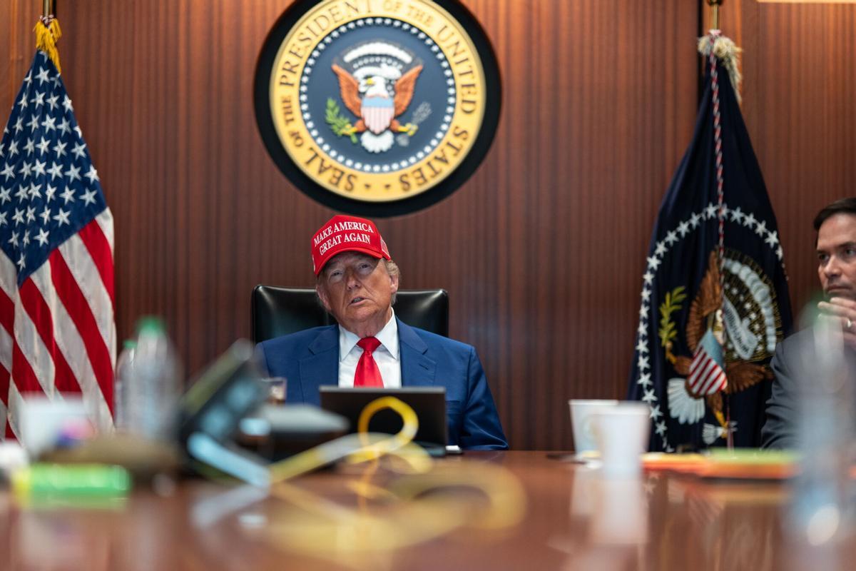 Una foto facilitada por la Casa Blanca muestra al presidente estadounidense Donald Trump en la Sala de Crisis de la Casa Blanca en Washington, D. C., EE. UU.. EFE/CASA BLANCA /. EDITORIAL USE ONLY/NO SALESHANDOUT EDITORIAL USE ONLY/NO SALES