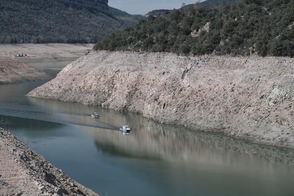 Los trabajos de pesca en el pantano de Sau.