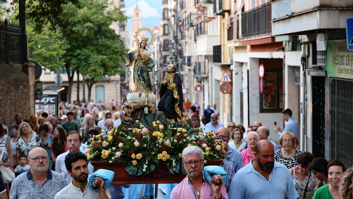 Momento de la procesión alcoyana portando a la Virgen de los Lirios.