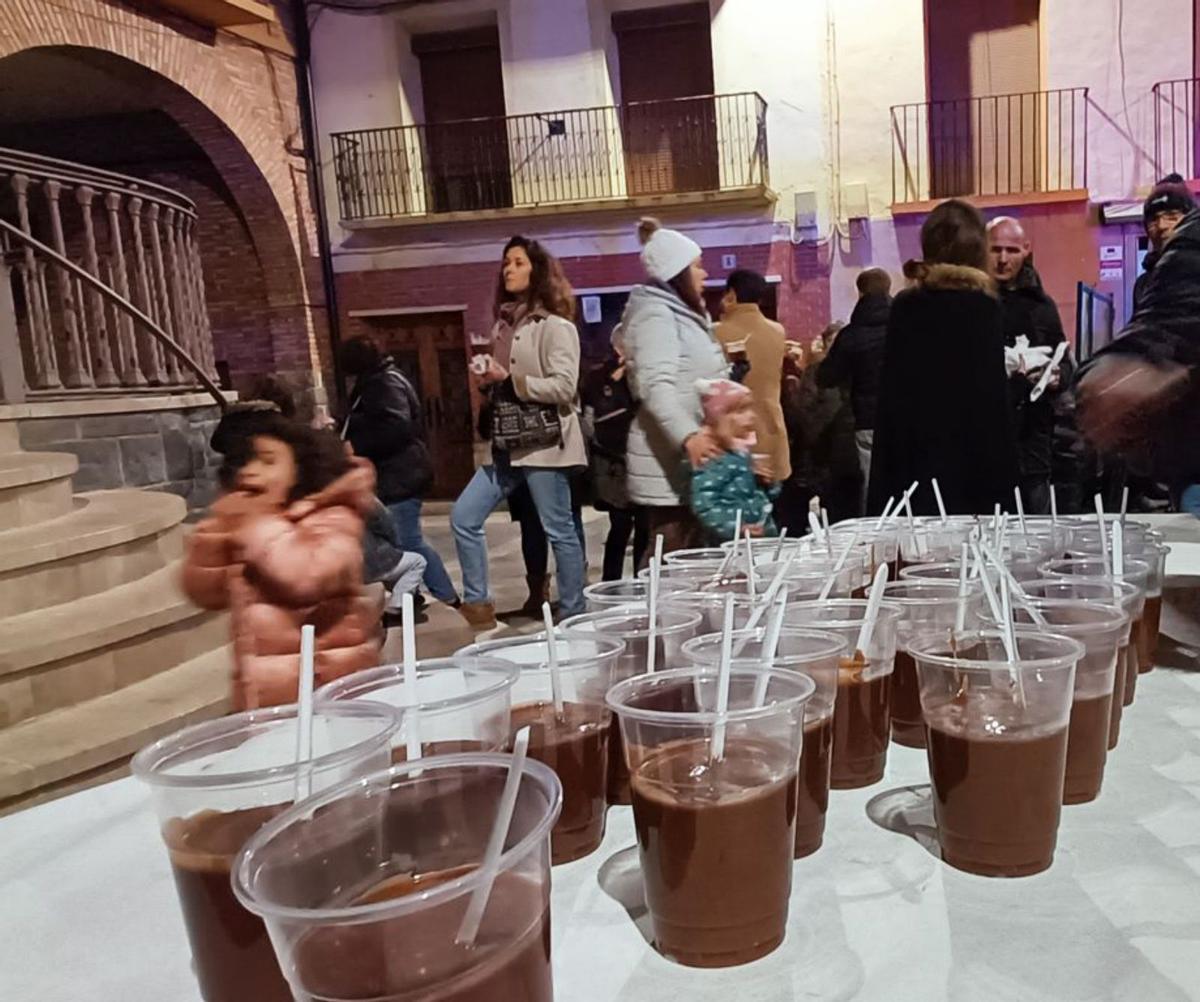 Los vecinos degustaron de un rico chocolate durante el encendido. |
