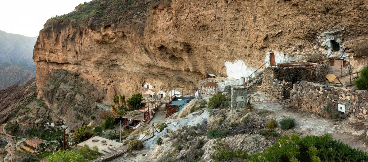 Sitio arqueológico con casas cueva en el acantilado de Acusa Seca en la isla de Gran Canaria, España