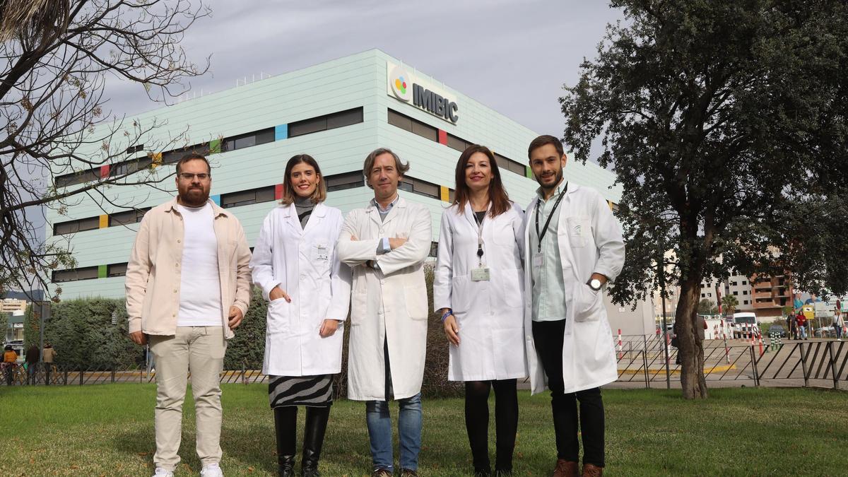 El director científico del Instituto de Investigación Biomédica de Córdoba (Imibic), Pablo Pérez, en el centro, con el equipo de e-ducass (Jesús Castro, Esther Porras, Elena Yubero y Juan Luis Romero.