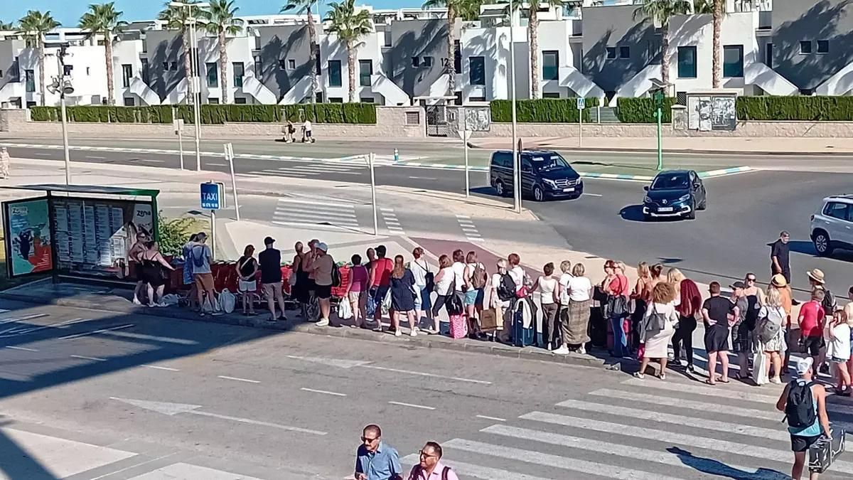 Cola de espera para un taxi en el centro comercial de La Zenia