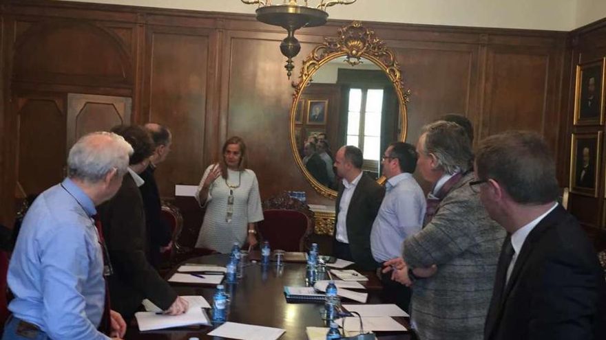 La presidenta de la Diputación con los representantes de los concellos. // Fdv