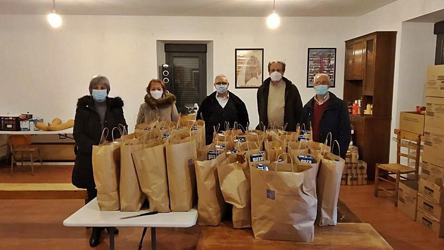 Entrega las bolsas de alimentos en Cáritas de El Puente. | A. S.