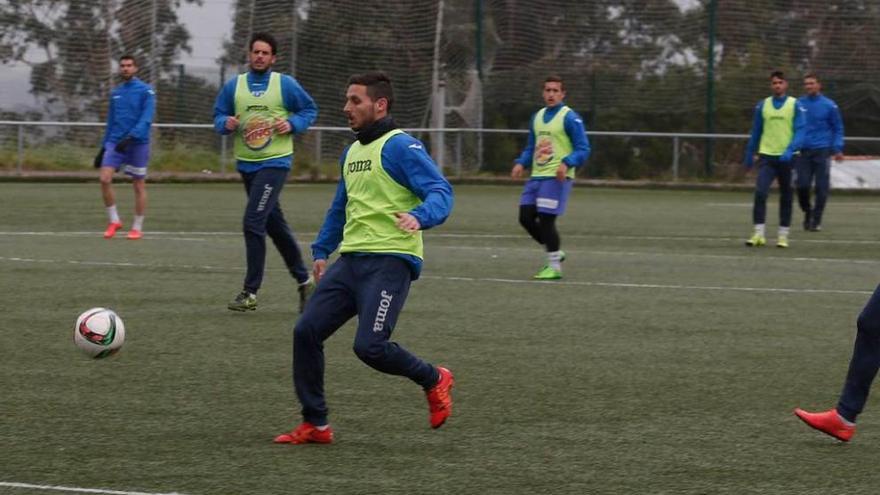 La plantilla avilesina, entrenando en Miranda.