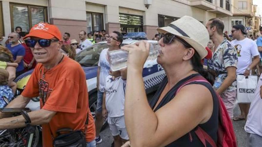 Una usuaria bebiendo agua durante la mascletà, ayer al mediodía, en el Hort del Monjo.