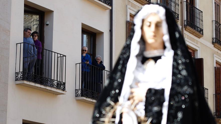 Las Esclavas tiñen de negro Zaragoza en un día marcado por el luto y el desconsuelo