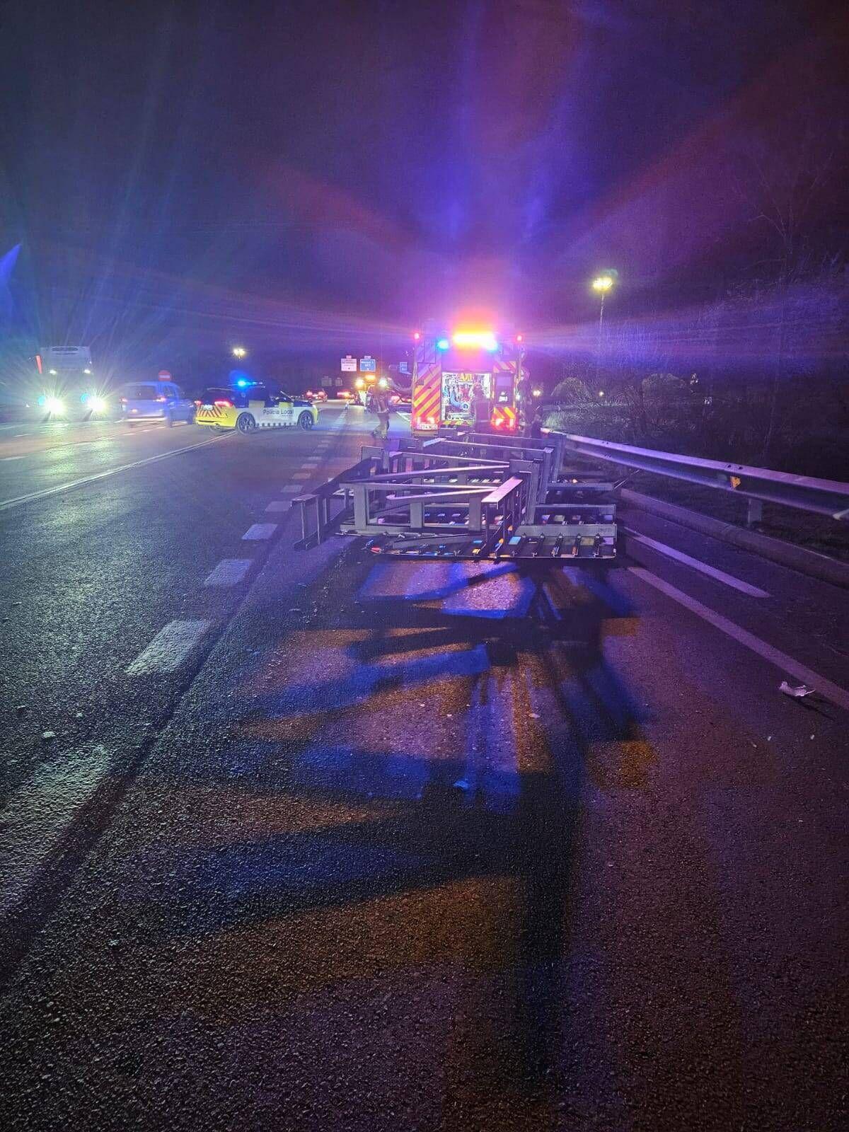 Vidreres C-63 Caiguda marquesina i cartells de la carretera pel fort vent