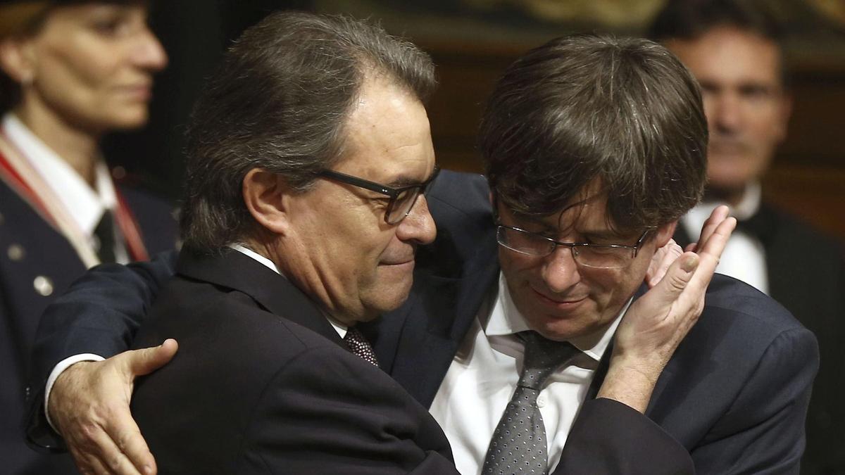 Artur Mas abraza a Carles Puigdemont en una imagen de archivo.