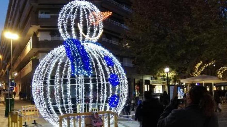 La figura del ninot de neu, il·luminació de Nadal de Manresa de l&#039;any 2019