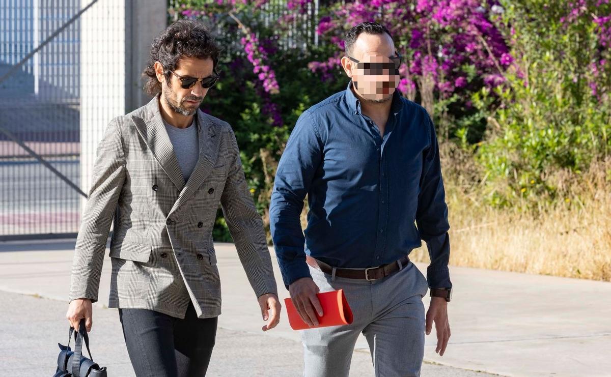 Ismael (d), el sospechoso, junto a su abogado, Manuel Martínez, a su llegada a la Ciudad de la Justicia de Murcia.