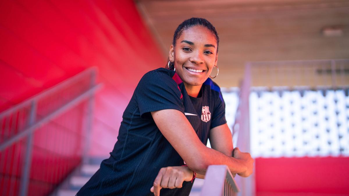 Entrevista a la jugadora del FC Barcelona Femenino Salma Paralluelo.