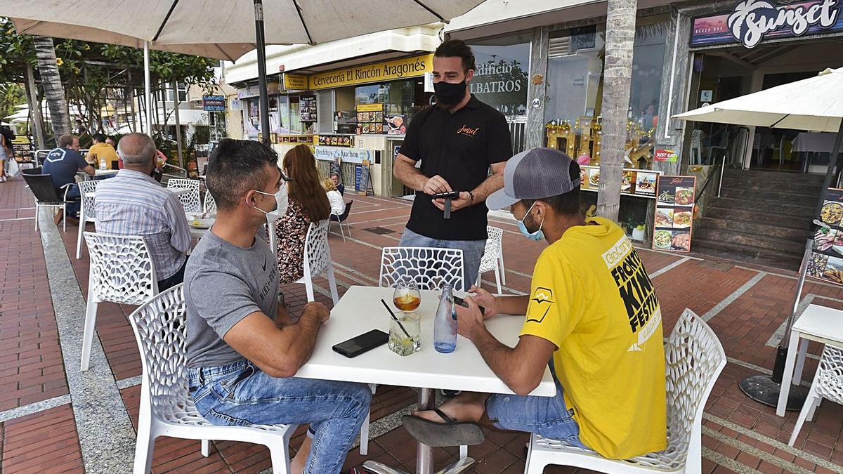 Una terraza en el paseo de Las Canteras, en la capital grancanaria. | | ANDRÉS CRUZ